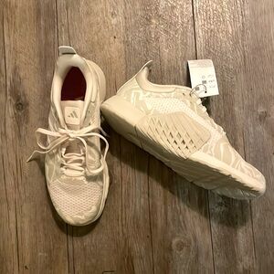 NWT Adidas women’s tennis shoe